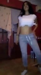 Ateşli kız arkadaş götünü sallıyor