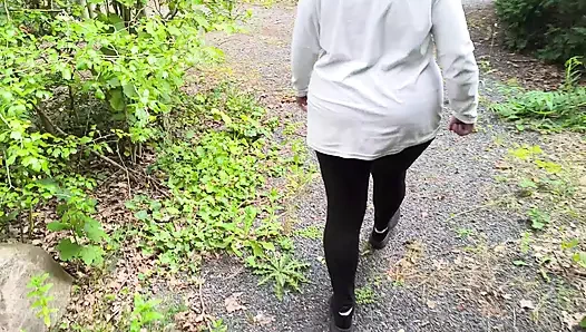 Barbekü alanında göt, memeler ve amcık kırbaçlama