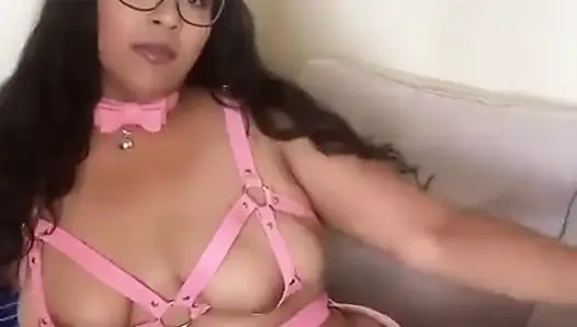 Pembe deri koşum takımındaki seksi iri güzel kadın