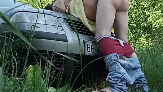 Aldatan dogging eş sikikleri ile yabancı üzerinde araba