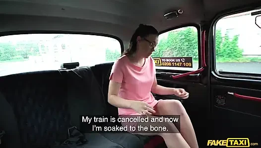 Fake taxi - keira flow yol başını seviyor ve yol kenarında sikiliyor