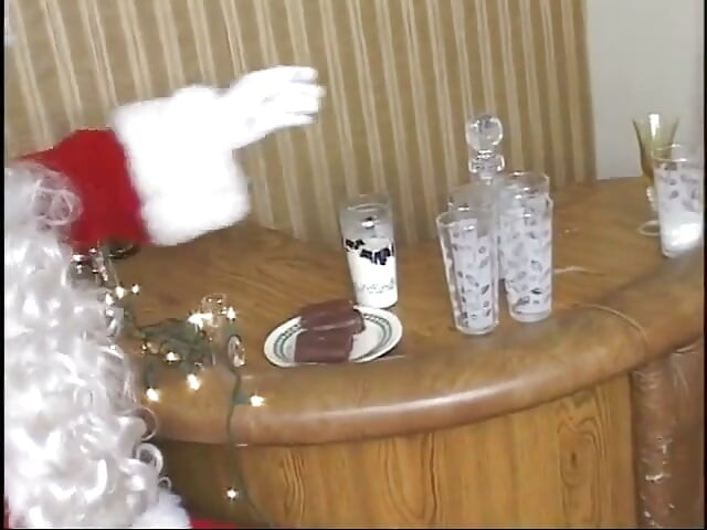 Büyük götlü olgun bayan kanepede şişman bir Noel Baba'nın yarağını emiyor ve sikiyor