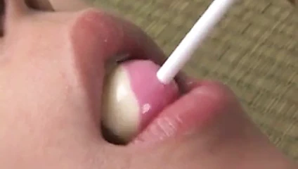 Bir lolipop yalama güzel Japon kız