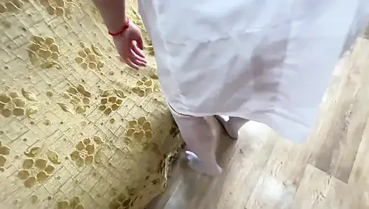 Rus orta yaşlı seksi kadın arkadaşının yarağına biniyor