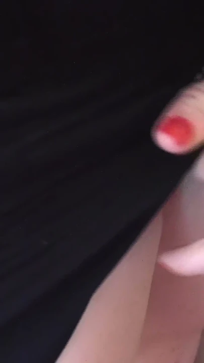 Pembe külot kapalı - yakın çekimde amatör selfie parmaklıyor