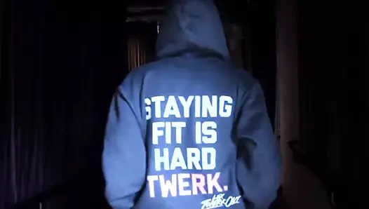 Lexy twerk ateşli dans ediyor