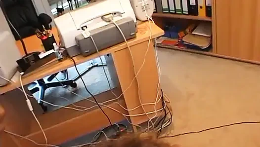 Удивительная шлюха милфа-блондинка сосет мягкий член