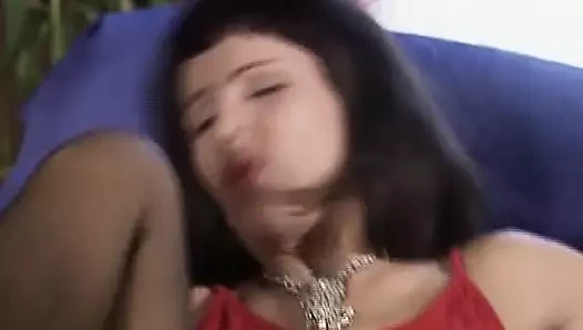 Azgın bir Alman bayan, tıraş olmuş kedisini erkeği tarafından yumrukluyor