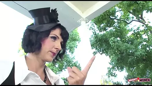 Orta yaşlı seksi kadın kötü davranışlarını durdurmak için ikisini dışarıda şaplak atıyor ve sikişiyor