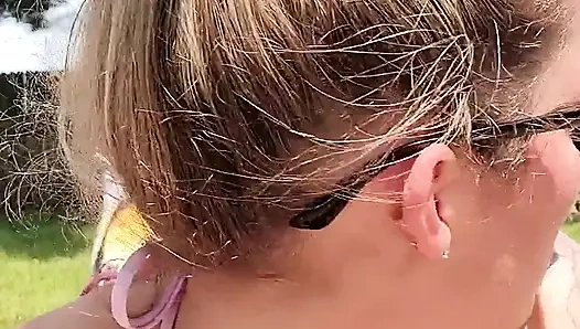 Ateşli evli kadın Lexi Love komşusu dışarıdayken bahçede mastürbasyon yapıyor!