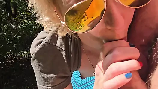 Evli kadın parkta yürürken hızlı mastürbasyon yapıyor