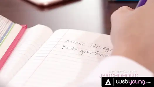 Çaresiz Abella Danger, öğretmen Avi Love'ı aldatmasına yardım etmeye ikna etmek için vücudunu kullanıyor ve onu ödüllendiriyor