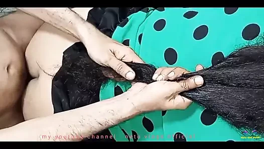 Hintli orta yaşlı seksi kadın büyük sandalyede sikiliyor