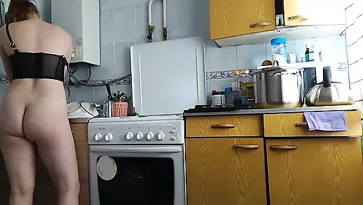 Arkadaşımın üvey annesinin poposunu istiyorum, mutfakta yemek yapmasını çok seviyorum