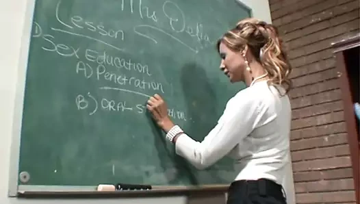 Pis orta yaşlı seksi kadın kafa sallamayı seviyor ve masanın üzerine sikiliyor