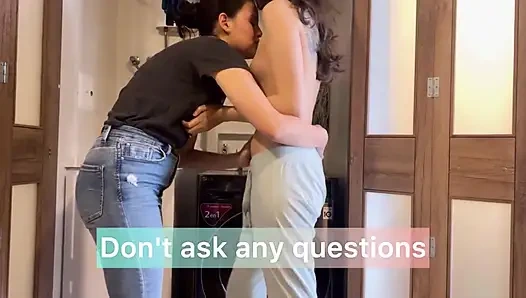 Komşumu çamaşır makinesinde sikiyorum, parmaklarımı ıslak ve dar girişe sokuyorum