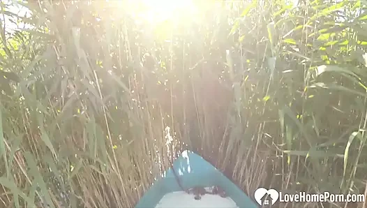 Cosplayer beni göl kenarında emiyor