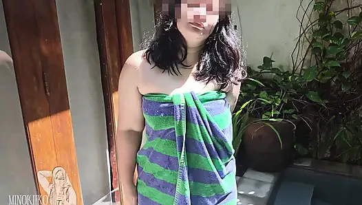 Asyalı orta yaşlı seksi kadın ankette tek başına bali'nin tadını çıkarıyor - minokiiko