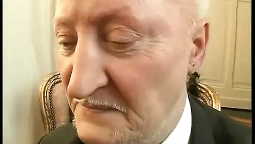 Yaşlı şehvetli, büyük göğüslü bir başvuru sahibiyle yaptığı iş görüşmesinde sadece cinsel ilişkiyi aklında tutuyor