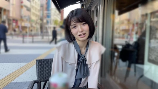 A118F01 A classic idol-level small face and a cheerful smile with a natural girl in a private shoot at a love hotel! A cute smile and a facial finish!