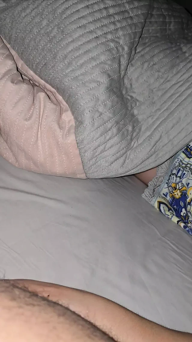 Üvey anne üvey oğluyla yatakta çıplak ve düşük ereksiyon