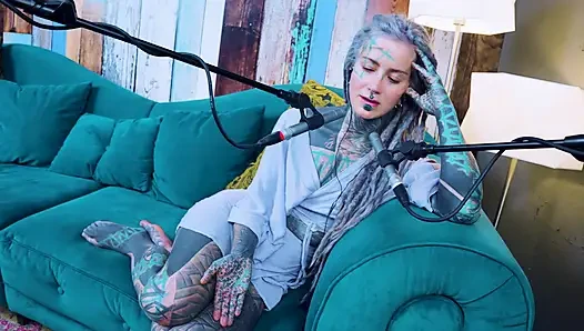U hakkında konuşuyorum - rahatsız - asmr podcast sfw konuşuyor gotik sıska kız dreadlocks dövmeli model dövmeli kız