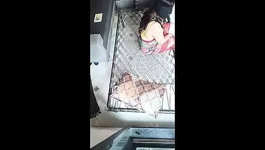 Kocası evlenmeden önce bakire Hintli desi yengeyi sikiyor ve hintli cot Telugu-sikicilerde üzerine boşalıyor