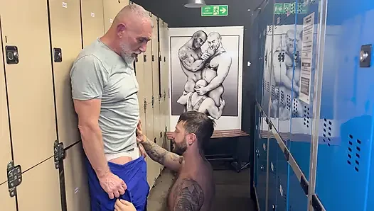 Üvey baba itapapixxl soyunma odasında sert sikişiyor hunk john brachalli
