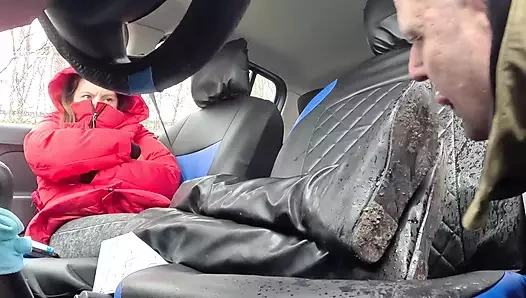 Çamurlu çizmelerimi yala