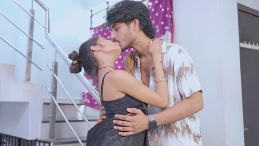 Hintli Asyalı kız arkadaş Sanjana genç erkek arkadaşı tarafından sikiliyor porno yıldızı sert seks ağzına boşalma