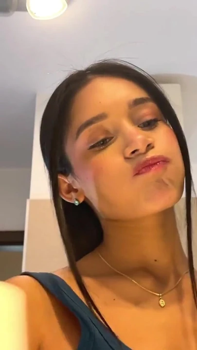 Незабываемый момент из "Может ли она быть самой красивой девушкой, когда-либо? Просто посмотри на нее и как сексуальной является ее синяя мини-юбка и"