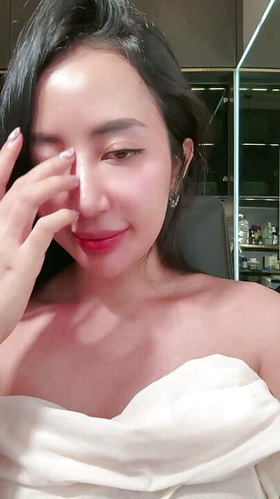 Endonezya'da ünlü kız amını ovuşturuyor, büyük göğüslerini gösteriyor, azgın