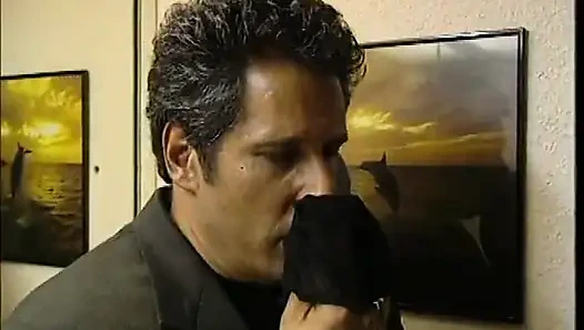 Küçük memeli genç kız kanepede sikiliyor