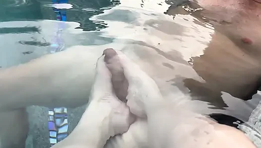 Havuzda ayakla mastürbasyon ve sualtı boşalması