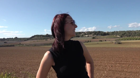 Kızıl saçlı piliç arabada büyük penisi emiyor