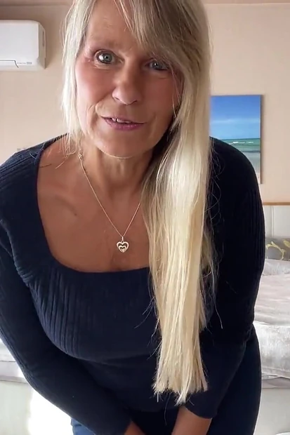 Одевается вместо того, чтобы раздеваться