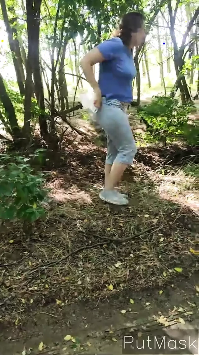 писает в лесу