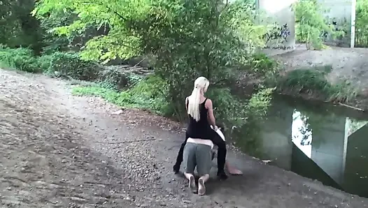 Midilli çocuğuna hızlı bir şekilde biniyor