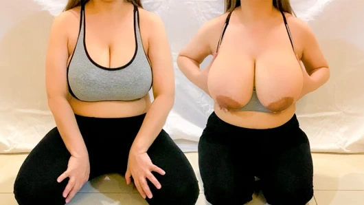 Güzel kız sıkı taytlı ve spor sutyenli büyük meme uçları ve büyük göğüsleriyle oynuyor