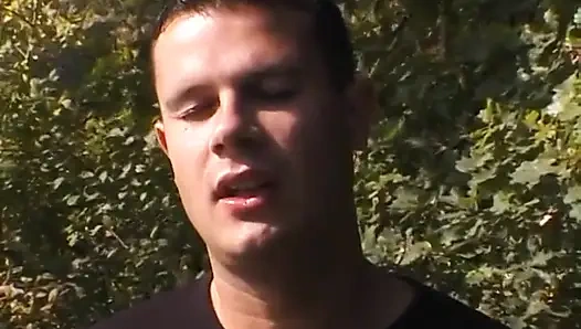 Amatör çift nehir kenarında battaniye üzerinde sikişiyor