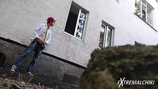 Emo handjob arkasında bir yurt