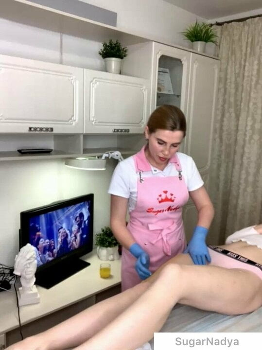 Çok seksi bacaklı güzel kız ağda için geldi