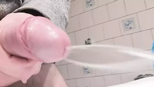 Yakın çekim yan görünüm yumuşak yarak sert ve sabit bir şekilde işiyor