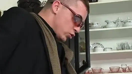 Azgın adam mutfakta koyu saçlı genç erkek avcısına sikişiyor