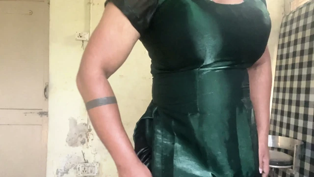 büyük göğüslü parlak ipeksi saten takım salwar cross dresser hint bhabhi