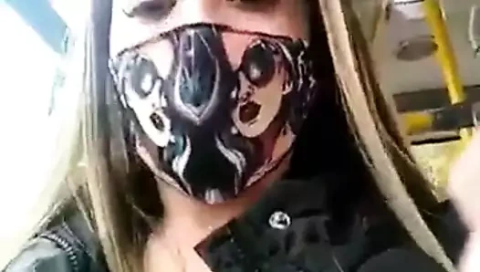 Veli v avtobusa si pipa mirizlivata sliva