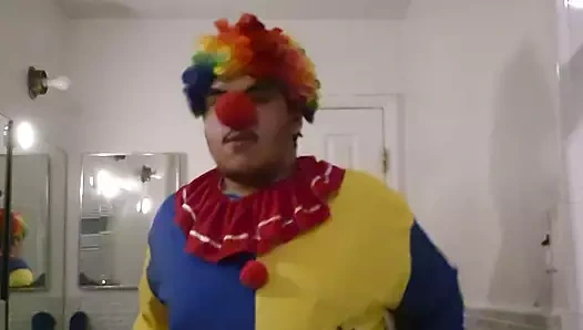 Palyaço balonun üstünde mastürbasyon yapıyor