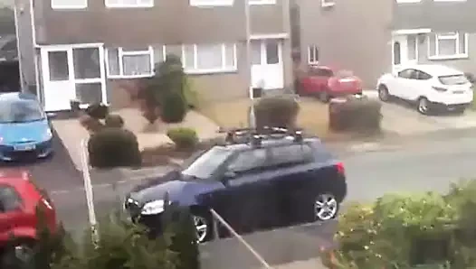 Açık pencerenin önünde gösterilen karısı