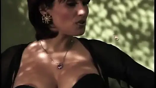 Azgın genç adam seksi orta yaşlı seksi kadının ıslak amını yalıyor ve sikiyor