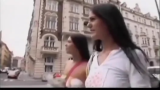 İki seksi esmer kız sikiş festivali için üç adam tarafından sikiliyor